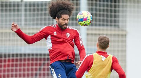 Aridane despeja un balón ante Darko en un entrenamiento Aridane