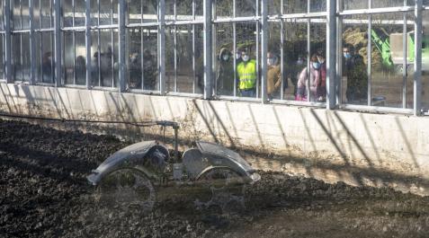El robot que airea los lodos en plena tarea en el invernadero de la estación depuradora de Arazuri Depuradora de Arazuri