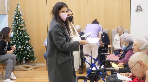 Voluntarias entregan las cartas en una de las residencias Voluntarias entregan las cartas en una de las residencias