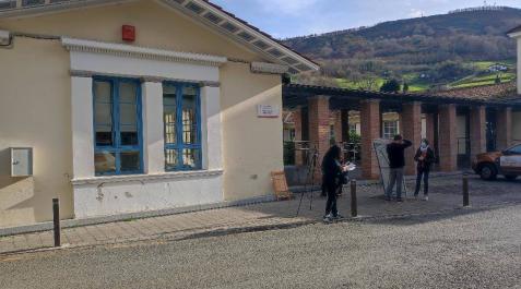 Acceso al Centro de Salud de Lesaka, que centraliza estos días la atención médica presencial Lesaka
