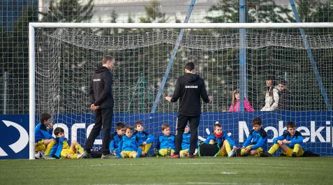 Los jugadores del colegio Las Améscoas escuchan la charla de sus entrenadores antes de uno de sus encuentros Torneo Interescolar