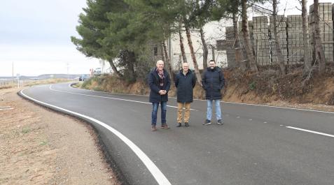 El alcalde de Murchante, Luis Sancho, el consejero de Cohesión Territorial, Bernardo Ciriza, y el director general de Administración Local y Despoblación, Jesús Mari Rodríguez, durante la visita a las obras realizadas en el camino junto al río Alhama. El alcalde de Murchante, Luis Sancho, el consejero de Cohesión Territorial, Bernardo Ciriza, y el director general de Administración Local y Despoblación, Jesús Mari Rodríguez, durante la visita a las obras realizadas en el camino junto al río Alhama.