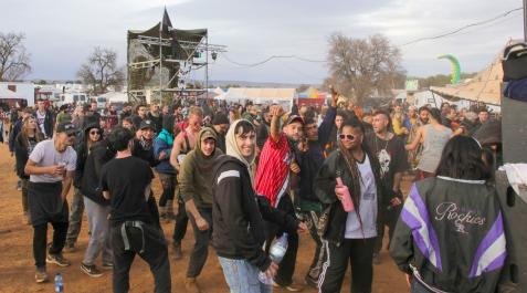 fiesta-rave-la-peza-granada Varios asistentes este lunes a la fiesta rave ilegal de La Peza (Granada), que se celebra desde el pasado 30 de diciembre y reúne a más de un millar de personas