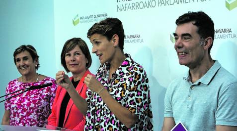 Facturas pendientes Marisa de Simón (I-E), Uxue Barkos (Geroa Bai), María Chivite (PSN) y Eduardo Santos (Podemos), el día en el que presentaron el acuerdo programático en el Parlamento, el 5 de julio de 2019