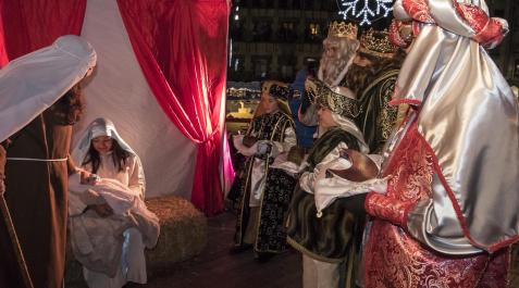 Peñaguda Un momento de la adoración al Niño Jesús por parte de los Reyes Magos en la plaza de los Fueros durante la cabalgata del año 2019.