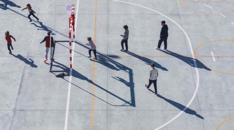 PATIO-RECREO-DEPORTE-NINOS Para una mayor salud física y mental se recomienda realizar 60 minutos en promedio diario de actividad física de moderada a vigorosa intensidad