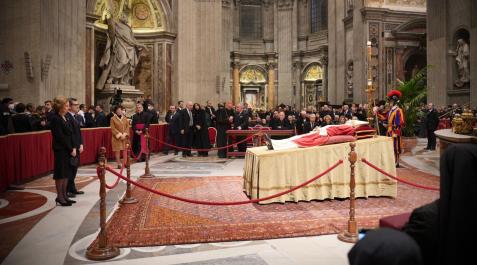 Doña Sofía y el ministro Bolaños visitan la capilla ardiente de Benedicto XVI Doña Sofía y el ministro Bolaños visitan la capilla ardiente de Benedicto XVI