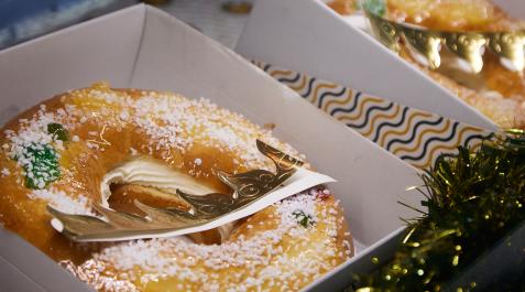roscon-reyes-nata-falsa Un Roscón de Reyes con nata en la vitrina de una pastelería