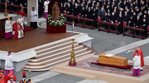 El Papa Francisco reza mientras el cardenal italiano Giovanni Battista Re bendice el ataúd del Papa Emérito Benedicto XVI El Papa Francisco reza mientras el cardenal italiano Giovanni Battista Re bendice el ataúd del Papa Emérito Benedicto XVI