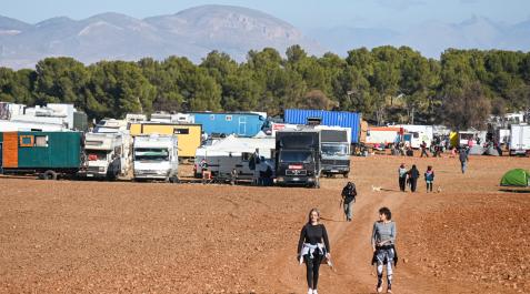 rave Los asistentes a la 'rave' de La Peza empiezan a desmontar la fiesta ilegal mientras la Guardia Civil refuerza los controles para forzar la marcha de los asistentes