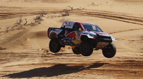 Attuiyah Nasser Al-Attiyah vuela, literalmente, duirante la etapa de este jueves 5 de enero