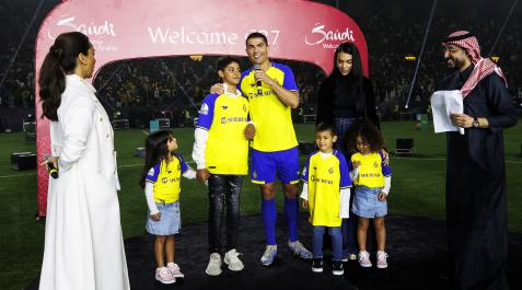Cristiano Cristiano Ronaldo junto a su familia en la presentación como nuevo jugador del Al Nassr de Arabia Saudí.