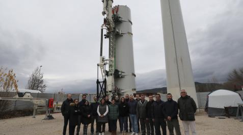 koala Emmanuel García de La Peña, a la derecha, posa con varios de los empleados de la empresa con el prototipo del Koala Lifter en el fondo