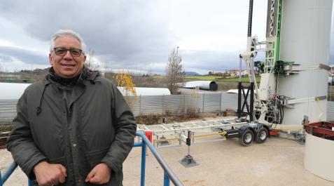 emmanuel Emmanuel García de La Peña posa en la parcela del polígono de Egüés junto al prototipo del Koala Lifter