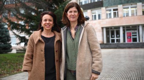 Almudena Sánchez (izq.) y Adriana Goñi, en la facultad de Ciencias de la Salud de la UPNA. El equipo lo completan Francisca Lahortiga y Azucena Díez Proyecto SESSAMO