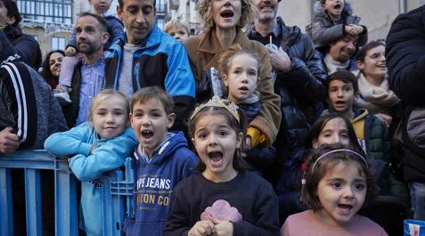 cabalgata miradas Las expresivas miradas de los niños y niñas al paso de los Reyes Magos por el Casco Antiguo de Pamplona