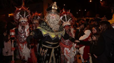 Cabalgata Barañáin 2023 Melchor saluda a los jóvenes de Barañáin a la salida de la iglesia de San Pablo.
