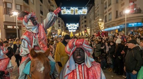 El rey Baltasar, a su paso por Baja Navarra, uno de los lugares con mayor afluencia de asistentes El rey Baltasar, a su paso por Baja Navarra, uno de los lugares con mayor afluencia de asistentes