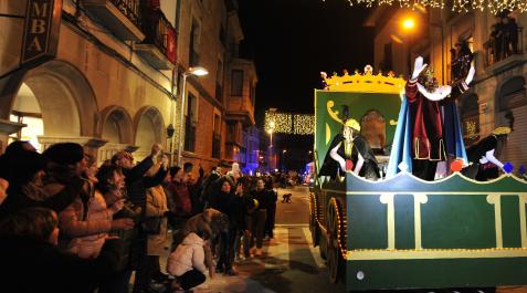 Un momento del paso de la carroza de Gaspar por delante de un nutrido grupo de público Tafalla