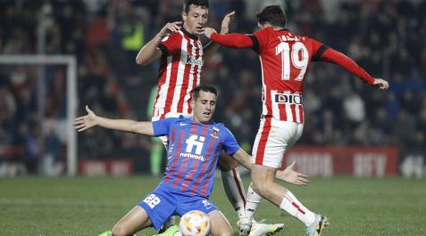 EldAth El jugador del Eldense Ortuño pelea el cuero a Zárraga y Vesga durante el partido.
