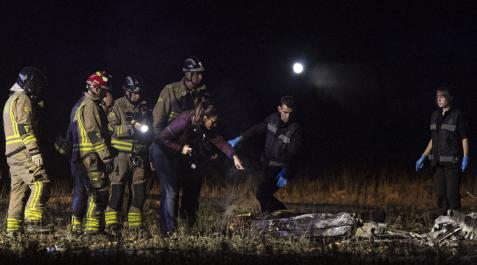 Accidente aéreo en Murcia Bomberos y agentes de la Guardia Civil inspeccionan el lugar del accidente