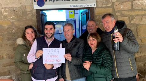Segundo premio de la Lotería del Niño, vendido en Olite Iván Valenzuela (segundo por la izqda), responsable de la Administración, con amigos, clientes y familiares