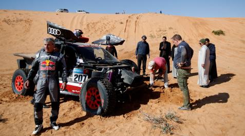 Dakar-Rally-carlos-sainz Accidente de Carlos Sainz en el rally Dakar, en el que su coche quedó muy dañado, con problemas de batería, en la suspensión y la caja de dirección