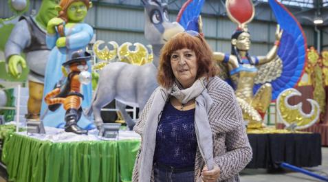 Mª Ángeles Aristu Baigorri delante de parte de las carrozas de la cabalgata de los Reyes Magos de Barañáin. A la derecha la de Gaspar, su “favorita” por tantos motivos Mª Ángeles Aristu Baigorri delante de parte de las carrozas de la cabalgata de los Reyes Magos de Barañáin. A la derecha la de Gaspar, su “favorita” por tantos motivos