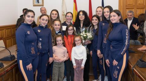 ELE A: BLANCA ALDANONDO
F: 05/01/2023
P: ELI MORENO MARTINEZ, GALARDON DE REYES, CON UN GRUPO DE SUS ALUMNAS DE GIMNASIA RITMICA
L: FITERO
T: ENTREGA DEL GALARDON DE REYES Y DEL CONCURSO DE TARJETAS NAVIDEÑAS