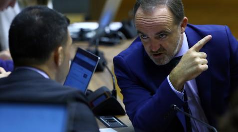 Javier Esparza (UPN) habla con Javier García (PP), durante un pleno del Parlamento Javier Esparza (UPN) habla con Javier García (PP), durante un pleno del Parlamento