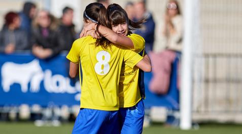 Maialen Cabrerizo y Carla Ojer se abrazan tras uno de los goles ante Hermana Úriz Pi Maialen Cabrerizo y Carla Ojer se abrazan tras uno de los goles ante Hermana Úriz Pi