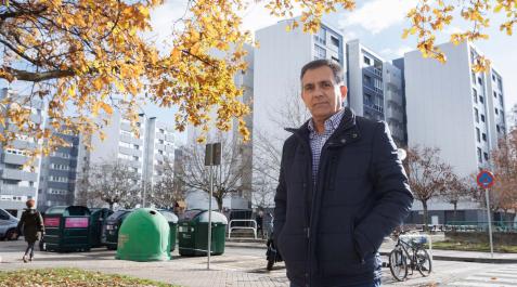 Ignacio Celaya El vecino de Orvina, Ignacio Celaya, frente a la comunidad donde reside, que ultima la rehabilitación de sus edificios.
