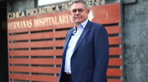 El psiquiatra Manuel Martín Carrasco (Isla Cristina, Huelva, 1960), delante de la Clínica Psiquiátrica Padre Menni de las Hermanas Hospitalarias, en el barrio de la Rochapea de Pamplona, de la que es el director médico El psiquiatra Manuel Martín Carrasco (Isla Cristina, Huelva, 1960), delante de la Clínica Psiquiátrica Padre Menni de las Hermanas Hospitalarias, en el barrio de la Rochapea de Pamplona, de la que es el director médico