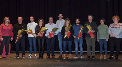 Los homenajeados, con el alcalde y varios integrantes de la corporación municipal Los homenajeados, con el alcalde y varios integrantes de la corporación municipal