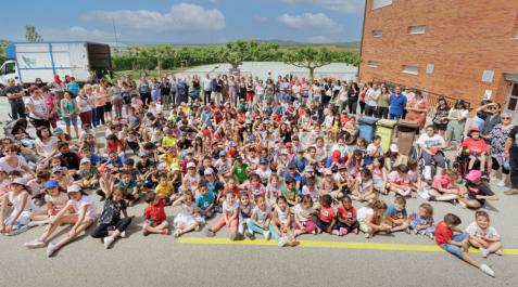 La comunidad educativa del colegio público de Larraga protagoniza la portada del calendario de este año La comunidad educativa del colegio público de Larraga protagoniza la portada del calendario de este año