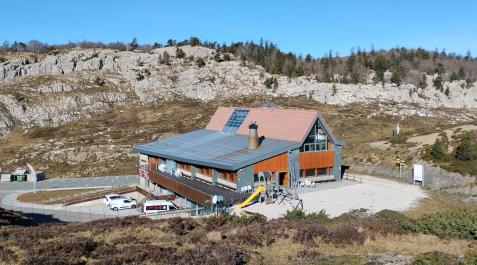 El refugio de El Ferial del centro de esquí nórdico Larra-Belagua del valle de Roncal, sin rastro de nieve a mediados de esta semana. El refugio de El Ferial del centro de esquí nórdico Larra-Belagua del valle de Roncal, sin rastro de nieve a mediados de esta semana