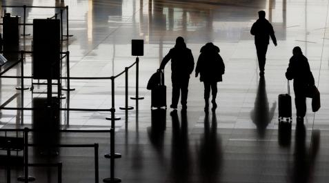 Varias personas caminan por el aeropuerto de Beijing Varias personas caminan por el aeropuerto de Beijing