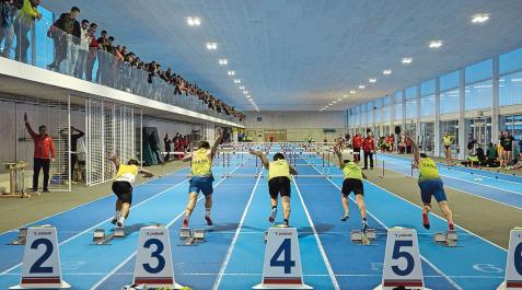 Salida de una de las series de 60 metros vallas que se disputaron en la pista Patxi Morentin Salida de una de las series de 60 metros vallas que se disputaron en la pista Patxi Morentin