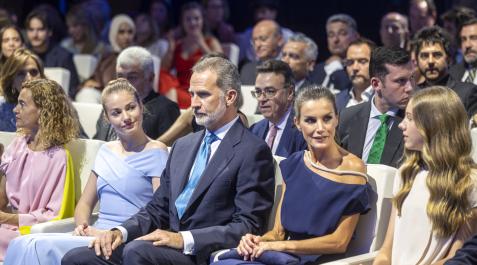 reinaLetizia Sus Majestades los Reyes, Felipe y Letizia, acompañados por Sus Altezas Reales la Princesa de Asturias y de Girona y la Infanta Doña Sofía, presiden el acto de entrega de los galardones que otorga la Fundación Princesa de Asturias en cinco categorías, artes y letras, empresa, investigación científica, categoría social y premio internacional que se entregan en el Museo de las Aguas AGBAR, a 4 de julio de 2022, en Cornellà de Llobregat (Barcelona)