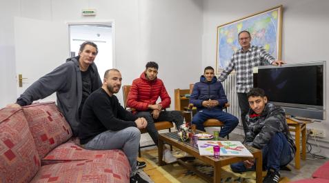 Jesuitas Mohamed Nouisser (28 años), José Manuel Martínez Ilundáin (voluntario y profesor), Ayoubm Faical (23 años), Mohamed Abadi (22), Carlos Moraza (director del colegio San Ignacio) y Mohamed El Filali (23), en el salón del piso que se ha habilitado en el centro escolar. J Caso