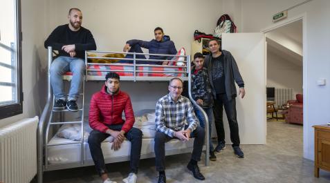 Jesuitas Los cuatro marroquíes posan en la habitación con Carlos Moraza (directo del colegio San Ignacio) y el voluntario José Manuel Martínez, profesor de Matemáticas del centro. Jesús Caso