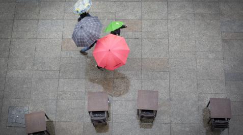 Villa Lopez lluvia Varias personas se protegen ayer de la lluvia con sus paraguas en Pamplona.