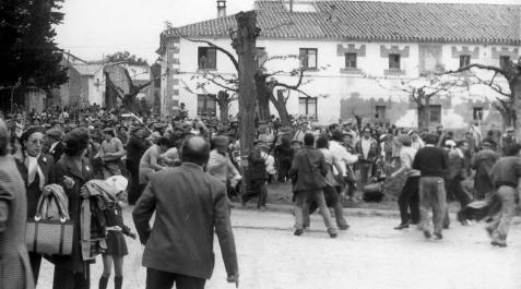 Incidentes en Irache antes del comienzo del viacrucis. Comienzo del domingo sangriento en Montejurra Incidentes en Irache antes del comienzo del viacrucis. Comienzo del domingo sangriento en Montejurra