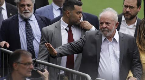 Lula da Silva deja el estadio Vila Belmiro en Santos, Brasil, después de asistir al funeral de Pele Lula da Silva deja el estadio Vila Belmiro en Santos, Brasil, después de asistir al funeral de Pele