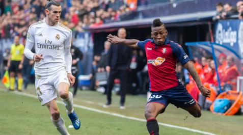 Gareth Bale ante Pervis Estupiñán en El Sadar en el año 2020 Gareth Bale ante Pervis Estupiñán en El Sadar en el año 2020