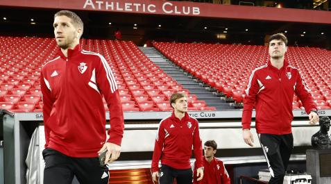 Brasanc, Pablo Ibáñez, Aimar Oroz y Juan Pérez, antes del calentamiento Osasuna