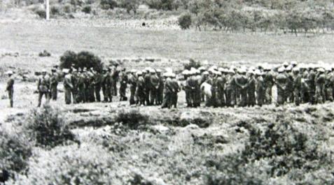 fotografía difundida tras los sucesos de Montejurra mostrando el despliegue de la Policía Armada y la Guardia Civil en las campas situadas tras el Monasterio fotografía difundida tras los sucesos de Montejurra mostrando el despliegue de la Policía Armada y la Guardia Civil en las campas situadas tras el Monasterio