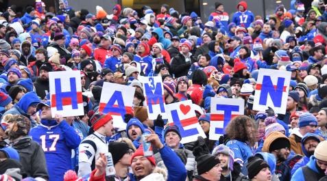 Aficionados de los Bills, con mensajes de apoyo a Damar Hamlin NFL