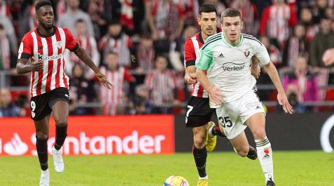 Iñaki Williams y Yuri persiguen a Diego Moreno, en el partido Athletic-Osasuna Osasuna
