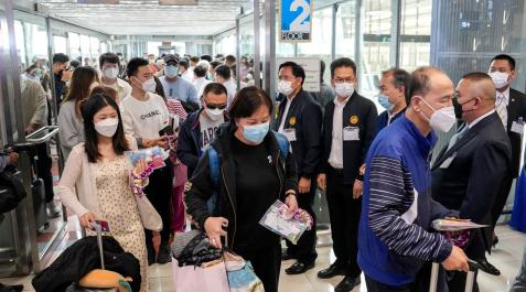 china-covid Pasajeros con mascarilla en un vuelo procedente de China